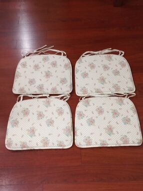 Floral Patio Seat Cushions, Set Of 4 - Vintage!